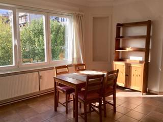 <p><span>Compact en lichtrijk op te frissen appartement op de 2de verdieping aan de achterzijde van het gebouw. Gelegen op een strategische locatie, vlakbij het Jubelpark. Inkomhal met apart toilet. Leefruimte met eethoek en basis ingerichte keuken. Slaapkamer met aansluitende badkamer (douche en lavabo). Privatieve kelder, het gebouw beschikt eveneens over een gemeenschappelijke fietsen berging en wasruimte. Zeer goed gelegen vlakbij het openbaar vervoer, Metro en de Europese instellingen.</span></p><p><span> </span></p>