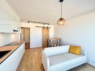 Deze volledig gerenoveerde studio op de eerste verdieping combineert een adembenemend zeezicht met het levendige karakter van de zeedijk.De studio...