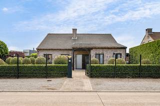 Traditioneel gebouwde villa van 1992 in een residentiële buurt met weinig doorgaand verkeer, doch met vlotte toegang tot alle nuttige voorzieningen.<br /><br />Gelijkvloers : <br />- Inkomhal<br />- Gezellige en lichtrijke woonkamer<br />- Keuken met zowel werkblad als vaststaande tafel in natuursteen, het brede schuifraam geeft toegang tot het overdekt terras<br />- Badkamer met douche, ligbad en lavabomeubel<br />- 2 slaapkamers<br />- Wasplaats / technische ruimte<br />- Toilet<br /><br />Verdieping :<br />- Grote afgewerkte ruimte <u><strong>idea<strong>al </strong>voor bijkomende slaapkamers,</strong></u> hobbyruimte, bureel, opslag,…<br />- Toilet<br /><br />De woning heeft een zeer degelijke structuur en werd kwalitatief afgewerkt.<br />EPC score D, de aanwezige dakisolatie kon helaas niet bewezen worden.<br />PVC raamwerk met dubbele beglazing, rolluiken en vliegenramen.<br />Centrale verwarming op aardgas.<br />In 2024 werden er 14 zonnepanelen en 2 thuisbatterijen geplaatst met een totaalvermogen van 10kW,<br />in combinatie met een FlexiO-systeem voor automatische energie-optimalisatie.<br />Alsook een warmtepompboiler voor warm water en een laadpaal voor uw wagen.<br /><br />De Zuidgerichte tuin met aangelegde beplanting, automatische beregening, pergola en verwarmd zwembad zorgen voor een permanent vakantiegevoel.<br />Naast de woning is er nog een overdekte ruimte (30 m²) ideaal voor familiefeestjes of extra berging.<br />4 buitencamera’s zorgen voor een veilig gevoel.<br /><br />Achteraan in de tuin staat een grote dubbele garage die momenteel ingericht is als studio.<br />Voor de garage kunnen 2 auto’s gestald worden onder een carport.<br /><br />Troeven:<br />+ Ligging<br />+ Klassieke en degelijke bouw<br />+ Vele extra’s<br /><br />Bekijk de interactieve grondplannen via www.wijns.be (detailpagina).<br /><br />Info / afspraak: 0473/33.33.02 | bart@wijns.be <br />
