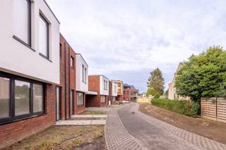 Energiezuinig en duurzaam wonen dat kan u binnenkort in centrum Nijlen. Deze nieuwbouwwoning met 3 slaapkamers en zuid-tuin ligt op een toplocatie. Zeer rustig gelegen maar toch op minder dan 100 meter van het dorpscentrum. De woning wordt uitgerust met energiezuinige en duurzame technieken zoals een warmtepomp, vloerverwarming, ventilatiesysteem, regenwaterrecuperatie, zonnepanelen, .... Deze tijdloze gezinswoning biedt u alle comfort en heeft volgende indeling: GLV – inkom; gastentoilet; woonkamer met ingerichte open keuken en directe toegang tot terras en tuin; technische berging (aansluiting WM/DK en technieken). Bovenverdieping – 3 ruime slaapkamers en ruime badkamer met inloopdouche, dubbele lavabo en toilet. Terras en tuinzones worden aangelegd. De tuin wordt omheind en voorzien van een ruime tuinberging. <br />U kan de laatste details deze woning conform het lastenboek nog afwerken volgens uw stijl en smaak. Aankoop onder stelsel van registratierechten (grond) en BTW (woning). Een ondergrondse parking is verplicht aan te (huur-)kopen. <br />Wilt u kortelings ook energiezuinig en zorgeloos wonen? Bel 0479 01 00 00 of mail naar info@avantivastgoed.be