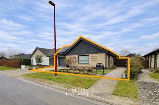 <br /><span><span><span><span><span><span><span><span><span><span>In een aangename en residentiële straat te Lint bevindt zich deze verzorgde halfopen bungalowwoning, die comfort en praktische indeling perfect combineert.</span></span></span></span></span></span></span></span></span></span><br /><br /><span><span><span><span><span><span><span><span><span><span>De woning verkeert in uitstekende staat en werd doorheen de jaren degelijk onderhouden en opgefrist. Zo werden zowel de keuken als de badkamer reeds vernieuwd, waardoor u hier zonder zorgen kan intrekken.</span></span></span></span></span></span></span></span></span></span><br /><br /><span><span><span><span><span><span><span><span><span><span>Binnenin geniet u van een lichtrijke leefruimte, een functionele keuken en drie volwaardige slaapkamers, ideaal voor gezinnen, koppels die extra ruimte wensen of wie graag een bureau of hobbykamer voorziet.</span></span></span></span></span></span></span></span></span></span><br /><br /><span><span><span><span><span><span><span><span><span><span>Buiten wacht een leuke tuin waar u in alle rust kan ontspannen, tuinieren of gezellig samenkomen met vrienden en familie. Verder beschikt de woning over een garage, wat steeds een grote troef is op vlak van comfort en opslagruimte.</span></span></span></span></span></span></span></span></span></span><br /><br /><span><span><span><span><span><span><span><span><span><span>Daarnaast dragen de aanwezige zonnepanelen bij tot een lagere energiefactuur en een duurzamer wooncomfort.</span></span></span></span></span></span></span></span></span></span><br /><br /><span><span><span><span><span><span><span><span><span><span>Bent u op zoek naar een verzorgde bungalow op een rustige ligging, met alle praktische troeven en zonder renovatiezorgen? Dan is deze woning zeker uw bezoek waard.</span></span></span></span></span></span></span></span></span></span><br /><br /><br />EPC :  189 kWh/m<sup>2</sup> (Label B)<br />Stedenbouwkundige inlichtingen in aanvraag<br />Waterinfo : P-Score = C, G-Score = A<br /><br />Dit is niet wat je zoekt ? Al gehoord van AANKOOPBEGELEIDING ?   Wij zoeken, bezoeken en onderhandelen mee met jou voor eigendommen die worden aangeboden door particulieren, andere makelaars of eigendommen die zelfs (nog) niet te koop staan?<br />Vraag meer informatie over aankoopbegeleiding via welkom@dehuisleverancier.be of 0489/069.000<br /><br />de Huisleverancier : Persoonlijk, voor iedereen Service, Kwaliteit en Vertrouwen !