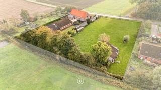 Amidst the vast Damme polder landscape lies this authentic farmhouse, peacefully located along a rural road with no through traffic. A rare combination of tranquillity, privacy, and open views — just a few minutes from the picturesque centre of Damme and within easy reach of both Bruges and Knokke.<br /><br />The property includes a house in need of modernization with a large adjoining barn, which can, if desired, be integrated into the home to create additional living space or a unique residential experience. On the grounds, there is also a second barn of approximately 275 m², offering a wide range of possibilities: ideal for storage, hobbies, keeping animals, a workshop, a self-employed activity, or office space.<br /><br />Adjacent to the house lies a beautiful pasture — a true asset for animal lovers or for those seeking peace, nature, and space in an exceptional setting.<br /><br />This property offers excellent potential for those wishing to enjoy country living with all amenities close at hand — a unique opportunity in the heart of Damme.