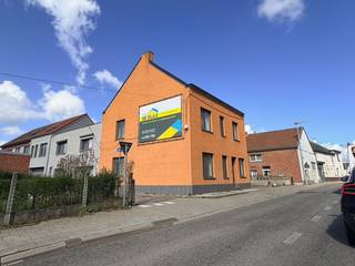 Deze ruime en veelzijdige gezinswoning biedt tal van mogelijkheden voor wie op zoek is naar comfort en ruimte.Op het gelijkvloers bevindt zich een...
