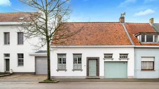 Ontdek deze karaktervolle woning in het charmante dorp Dudzele, rustig gelegen vlakbij het gemeentelijk park en op korte afstand van Brugge en Knokke-Heist. <br /><br />De woning beschikt over een gezellige leefruimte met eetplaats en zithoek, een verzorgde aparte keuken, een voutekamer ideaal als slaapkamer of bureau en een inpandige garage. Op de verdieping bevinden zich twee volwaardige slaapkamers, een dressing en een badkamer. De slaapruimtes zijn uit te breiden via de zolderruimte. Extra troef is de prachtige droge kelder, ideaal voor de wijnliefhebber.<br /><br />Buiten geniet u van een onderhoudsvriendelijke, zonnige tuin met bergingen. De tuinbergingen zijn stevig gebouwd en verzorgd, ideaal als hobbyruimte of atelier. <br /><br />📞 Bezoeken mogelijk na afspraak met Willem Cauwels op het nummer 050 89 27 70.