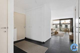 Zoekt u een recent, energiezuinig appartement tussen het Eilandje en de historische stad? Search no more!<br /><br />Dit ruim (116m2) instapklaar appartement is gelegen op de derde verdieping van een kleinschalige residentie. Op wandelafstand van het bruisende Eilandje en met zicht op het Falconplein.<br /><br />Via de ruime inkomhal met ingemaakte vestiairekasten bereikt u de open lichtrijke leefruimte met open ingerichte keuken. Aansluitend gaat de leefruimte naadloos over in het zuid gerichte terras van 9m2. <br /><br />Aan de rustige achterzijde van het appartement zijn er twee ruime slaapkamers (16m2 en 11m2) die beide uitkijken over de open binnentuin.<br /><br />De badkamer is zeer ruim en heeft een dubbele lavabo en inloopdouche.<br /><br />Apart toilet, ruime berging en privatieve kelderberging maken het plaatje compleet.<br /><br />Heb je na het bekijken van de virtuele tour en foto’s nog bijkomende vragen of komt u graag ter plaatse op ontdekking? Bel ons op voor een afspraak ter plaatse!<br />
