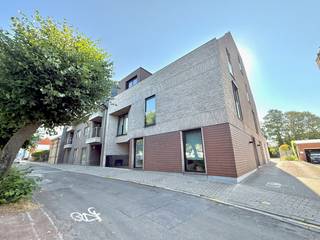 Ontdek dit uitzonderlijk lichtrijke appartement waar ruimte, comfort, energiezuinigheid en hoogwaardige materialen perfect samenkomen. Dit stijlvolle appartement beschikt over 2 volwaardige slaapkamers (ingemaakte kasten), 2 moderne badkamers en 2 aparte toiletten. De leefruimte beschikt over natuurlijk licht en sluit naadloos aan op de open, volledig uitgeruste keuken, voorzien van kwalitatieve inbouwtoestellen. De hoogwaardige afwerking komt overal tot uiting: een prachtige parketvloer, vloerverwarming (volledig), ingemaakte kasten op maat en een verfijnde materiaalkeuze (ingebouwde designkranen) zorgen voor een luxueuze en tijdloze uitstraling. Een unieke woonkans voor wie op zoek is naar een exclusief appartement gelegen IN HET CENTRUM waar comfort, design en kwaliteit centraal staan ! Achteraan het gebouw is er ook nog een aparte garagebox. <br /><br />Indeling: leefruimte met open geïnstalleerde keuken, hal, apart toilet, berging/wasplaats en slaapkamer 1 met bijhorende badkamer (inloopdouche). <br />1ste verdieping: nachthal, slaapkamer 2 met ingemaakte kasten en badkamer 2 (inloopdouche + toilet). <br />+ de aparte garage. <br /><br />De huurprijs 1.050 euro is incl. forfait gemeenschappelijke kosten + de aparte garage.<br />Meer info of een bezoek? MAIL naar chadia@wijsvastgoed.be !