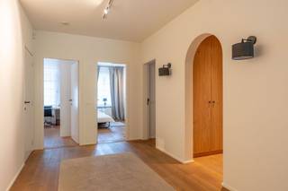 Prachtig instapklaar glvappartement, 3 slpk en fraaie tuin<br /><br />BIV 511929<br /><br />Exclusief en instapklaar gelijkvloersappartement met een doordachte indeling, veel maatwerk en hoogwaardige materialen (vernieuwingen 2022-2025). Het beschikt over 3 slaapkamers en een prachtige tuin van ca. 350 m² (zuid). Gelegen in een groene omgeving met winkels, scholen en ziekenhuis nabij.<br /><br />Bij binnenkomst kom je in de inkomhal, die toegang biedt tot twee zijden van het appartement:<br /><br />Slaap- en badkamergedeelte:<br />*3 slaapkamers met ingebouwde kasten en parketvloer<br />*Apart toilet en lavabo<br />*Op maat gemaakte eiken vestiaireruimte<br />*Badkamer met inloopdouche, dubbele wastafel en ingemaakte kasten<br /><br />Leefruimte<br />*Een lichtrijke woonkamer met grote (schuif)ramen, opgedeeld in gezellige zithoek en eethoek met ingebouwde eiken kast.<br />*Volledig uitgeruste keuken met eiken fronten, inductiekookplaat, 2 microgolfovens (waarvan één met stoomfunctie), warmplaathouder, koelkast en een Quooker (kokend, koud en bruisend water)<br />*Aparte berging naast de keuken met aansluitingen voor wasmachine en droogkast, extra opbergruimte en wastafel met extra kraantje voor water.<br /><br />Vanuit de keuken is er toegang tot de fraai aangelegde tuin met overdekt terras, tweede waterkraantje (regenput gebouw) tuinverlichting en toegang via een achterpoort Verder bevindt er zich een tuinberging en een overdekte fietsenstalling.<br /><br />Extra comfort en afwerking<br />*Parketvloer<br />*In -en opbouwspots<br />*Veiligheidsdeur<br />*Alarmsysteem<br />*Elektrische keuring conform (tot 2048)<br /><br />Ondergronds<br />Privatieve garagebox met 2 stopcontacten, licht en manuele poort. Bij aan te kopen voor 15.000 euro<br /><br />Bovengronds<br />Voor het gebouw zijn parkeerplaatsen voor bewoners en bezoekers voorzien.<br /><br />BIV 511929