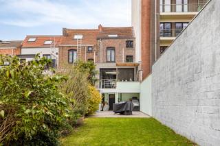 <p><span>Gelegen aan de Tervuursevest, vlakbij het historische centrum van Leuven, Imec, Gasthuisberg, alle belangrijke invalswegen en tal van voorzieningen, zijn wij verheugd, deze ruime stadswoning uitgevend op het Mariapark, te koop aan te bieden. Deze energiezuinige woning heeft een bruikbare bewoonbare oppervlakte van 172 m² en bevindt zich op een perceel van 241 m². Het gelijkvloers omvat een ruime inkomhal, een gastentoilet, een praktische bergruimte, een lichtrijke leefruimte met eetgedeelte en een volledig ingerichte maatkeuken die op haar beurt toegang verleent tot het terras en de omvangrijke stadstuin, waar het heerlijk vertoeven is. Op de eerste verdieping bevinden er zich een nachthal, twee volwaardige slaapkamers en een badkamer voorzien van alle comfort. Het tweede verdiep telt een overloop en opnieuw twee volwaardige slaapkamers. Verder zijn er nog ruime kelders aanwezig met voldoende opslagruimte. Bovendien bestaat de mogelijkheid om in de onmiddellijke omgeving van het eigendom een autostaanplaats te huren. De strategische ligging, de riante stadstuin, de energiezuinigheid en de grote bewoonbare oppervlakte maken van deze woning een ware opportuniteit. Kortom deze woning met een absolute topligging, gesitueerd in een felbegeerde woonomgeving is uw bezoek meer dan waard. Voor snelle beslissers!</span></p><p><span> </span></p>