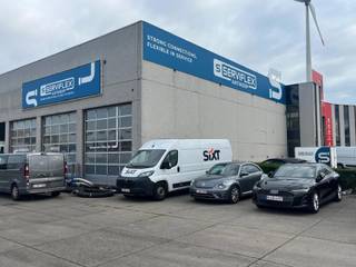 - hoofdmagazijn voorzien van 3 vrachtwagen poorten<br />- lager magazijn naast het bestaande<br />- gelijkvloerse receptieruimte<br />- monderne kantoren met keuken, terrassen, sanitair (M/V)<br /><br />Per direct beschikbaar