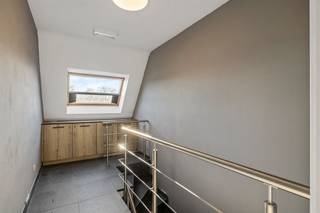 Instapklaar duplexappartement met 3 slaapkamers (105m²) Dit betreft een trendy appartement gelegen in een kleine residentie van 4 appartementen,...