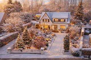 Centraal gelegen, te renoveren woning met o.a. 5 slaapkamers, 2 badkamers, riante leefruimte, lichtrijke veranda's en een enorme, private doch...