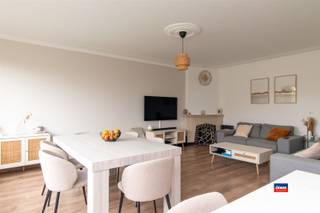 <p><span>ANTWERPEN | APPARTEMENT OP EEN ABSOLUTE TOPLOCATIE AAN HET KIELPARK | GELEGEN OP DE VIERDE VERDIEPING VAN EEN KLEIN GEBOUW MET LIFT | EPC 261 (C) |</span></p><p><span>Op de vierde verdieping van dit verzorgde gebouw bevindt zich dit lichtrijke instapklare tweeslaapkamer appartement. </span></p><p><span>Indeling als volgt: Lichtrijke woonkamer - Twee slaapkamers - Keuken met genoeg opbergplaats - Badkamer met douche en lavabomeubel - Apart toilet. </span></p><p><span> </span></p><p><span>extra troeven: </span></p><p><span>- Zeer gunstig gelegen op een toplocatie aan het kielpark</span></p><p><span>- Gunstig EPC</span></p><p><span>- Lift aanwezig in het gebouw</span></p><p><span>- Privatieve kelder</span></p><p><span>- In de nabijheid van scholen, openbaar vervoer en winkels</span></p><p><span> </span></p><p><span>De maandelijkse kosten bedragen ongeveer 108 euro (voor syndicus, blokpolis, water, minuterie, onderhoud, lift, ...).</span></p><p><span><br /><br /><br /></span></p><p><span> </span></p>