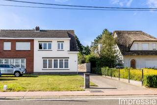 Deze te renoveren woning op een perceel van 800 m² vormt een solide basis voor wie het pand wenst te moderniseren. Met een bewoonbare oppervlakte van 110 m², drie slaapkamers en een ruime garage biedt het eigendom duidelijke ontwikkelingsmogelijkheden. Het dak en de PVC‑ramen met dubbele beglazing werden vernieuwd in 2012.<br /><br /><br />Indeling<br /><br />Kelder<br />• Kelderruimte<br /><br />Gelijkvloers<br />• Inkomhal<br />• Ingemaakte kast<br />• Woonkamer<br />• Keuken<br />• Wasplaats<br />• Toilet<br /><br />1ste verdieping<br />• Traphal<br />• Slaapkamer 1 (13,5 m²)<br />• Slaapkamer 2 (13,5 m²)<br />• Slaapkamer 3 (6,5 m²)<br />• Badkamer<br /><br />Garage<br />• Garage <br />---<br />Bijzonderheden<br />• 2012: volledige dakrenovatie<br />• 2012: nieuwe PVC‑ramen met dubbele beglazing<br />- 2022: Nieuwe CV-ketel<br /><br />Mis deze kans niet! Plan snel je bezoek en ontdek deze ruime woning zelf.<br />0496980710<br />kjento.van.hoydonck@albert.immo<br />www.albert.immo