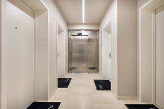 <p>Deze nieuwbouwappartementen met twee slaapkamers in het hart van Leuven bieden een zeldzame combinatie van comfort, licht en een groene woonomgeving. In Burenberg woon je langs de Brusselsestraat, op wandelafstand van het bruisende centrum, maar toch met de rust van een stijlvolle stadssite rondom je.</p><p>De appartementen zijn ontworpen voor wie ruim, praktisch en aangenaam wil wonen. Grote glaspartijen zorgen voor veel natuurlijk licht en brengen het groen van de parktuin visueel naar binnen. De leefruimtes voelen open en rustig aan, met plaats voor een gezellige zithoek, een eetruimte en een keuken die volgens jouw woonstijl kan worden ingericht.</p><p>De twee slaapkamers maken deze appartementen geschikt voor verschillende woonwensen. Denk aan een volwaardige hoofdslaapkamer, een extra kamer voor logees, een bureau of een hobbyruimte. Zo groeit het appartement mee met jouw manier van leven, zonder overbodige complexiteit.</p><p>Buiten vormt de parktuin het groene hart van Burenberg. Deze ruime stadstuin brengt rust in het project en creëert een aangename overgang tussen wonen in de stad en ontspannen in het groen. Afhankelijk van het gekozen appartement geniet je bovendien van mooie zichten op de Leuvense skyline, het park en het historische klooster op de site.</p><p>De ligging is zonder twijfel een grote troef. De Oude Markt, de Muntstraat, de Kruidtuin, Gasthuisberg, winkels, restaurants, cafés, diensten en sportfaciliteiten bevinden zich allemaal op korte afstand. Je woont centraal, maar niet midden in de drukte. Dat maakt Burenberg bijzonder interessant voor wie Leuven echt wil beleven, zonder in te boeten op woonkwaliteit.</p><p>Er zijn nog vier appartementen beschikbaar in dit gegeerde nieuwbouwproject. Zoek je een energiezuinig nieuwbouwappartement met twee slaapkamers in Leuven, op een sterke ligging en met een groene toets, dan is dit een kans die je best niet laat liggen. Neem gerust contact op voor meer informatie of een bezoek ter plaatse.</p>