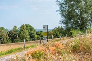 <p>Ruime gezinswoning met terras, tuin en panoramisch uitzicht op Geraardsbergen</p><p>Op een rustige locatie aan de stadsrand, maar toch op wandelafstand van het centrum, winkels en recreatiemogelijkheden, bevindt zich deze ruime gezinswoning met veel potentieel en een mooi uitzicht over Geraardsbergen.</p><p>De woning werd reeds deels gerenoveerd. Zo werd in 2023 een condenserende gasketel geplaatst, waardoor de energieprestatie reeds verbeterde van EPC-label F naar E. Daarnaast biedt de woning nog mogelijkheden om verder naar eigen smaak te moderniseren.</p><p>Op het gelijkvloers kom je binnen in een ruime, doorlopende leefruimte met een zit- en eetplaats. Via dubbele deuren bereik je de leefkeuken. Aansluitend bevinden zich een badkamer met douche en badkamermeubel, een apart toilet en verderop nog een tweede toilet.</p><p>Achteraan bevindt zich een tweede gebouw dat momenteel dienstdoet als wasplaats en rechtstreeks aansluit op de buitenruimte. Deze bestaat uit een terras en een tuin die nog verder naar eigen wens kunnen worden ingericht. Als extra troef geniet je hier van een prachtig panoramisch uitzicht over de benedenstad van Geraardsbergen.</p><p>Op de eerste verdieping bevinden zich twee slaapkamers. De tweede verdieping is ingericht als volwaardige zolderverdieping met nog twee extra slaapkamers.</p><p>Deze woning combineert een uitstekende ligging, veel leefruimte en authentieke elementen. Met enkele opfrissingen creëer je hier een hedendaagse gezinswoning met een mooie buitenruimte en een uniek uitzicht.</p><p>Absolute troeven</p><p>- 4 slaapkamers<br />- Condenserende gasketel (2023)<br />- Conforme elektrische installatie<br />- Terras en tuin met panoramisch uitzicht<br />- Authentieke elementen en veel karakter<br />- Op wandelafstand van centrum, winkels en recreatie<br />- Mogelijkheid om verder naar eigen smaak te moderniseren</p><p>Interesse? Contacteer Femke via femke@immobeguin.be voor meer informatie of een bezoek.</p>