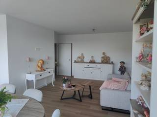 BELANGRIJKE MEDEDELING: De gebruikte foto's dienen uitsluitend ter illustratie en tonen hoe het appartement er ongeveer na de renovatie zal uitzien. Momenteel zijn de renovatiewerken nog volop aan de gang.<br /><br />Ontdek dit ruime appartement op een uiterst centrale ligging in Sint-Kruis, langs de Maalse Steenweg. Winkels, openbaar vervoer en het historische centrum van Brugge bevinden zich op wandel- en fietsafstand. Het appartement is gelegen op de vierde verdieping van een appartementsgebouw met lift.<br /><br />Via de inkomhal, voorzien van een apart gastentoilet, kom je terecht in de lichtrijke woonkamer met aansluitende eetplaats. Daarnaast bevindt zich de volledig vernieuwde en uitgeruste keuken. Dankzij de vele grote raampartijen geniet het appartement van een aangename natuurlijke lichtinval. Het zuidgerichte terras vormt zonder twijfel een grote troef.<br /><br />Verder beschikt het appartement over drie volwaardige slaapkamers, een uitgeruste badkamer en een praktische berging.<br /><br />beschikbaar: 1 oktober 2026<br /><br />Gemeenschappelijke kosten: €100/maand <br /><br />