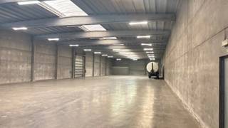 Magazijn 2.900m² met sectionaal poort en 1 loskade en kantoor te Dendermonde<br /><br />- magazijn 2.900m²<br />- 1 toegangspoort <br />- 1 loskade<br />- 6m hoogte<br />- klein kantoor met sanitair <br />- koelcel