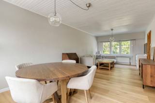 <p><span>PRIMA ONDERHOUDEN, INSTAPKLARE HALFOPEN BEBOUWING MET 3 SLAAPKAMERS EN LEUKE TUIN.</span></p><p><span>Gelegen in aangename, kindvriendelijke woonwijk met enkel plaatselijk verkeer te Kalfort (Puurs-Sint-Amands). </span></p><p><span>Scholen, supermarkten, winkels, ... zijn bereikbaar binnen wandelafstand. Vlotte bereikbaarheid dankzij de nabijheid van de N16 en A12.</span></p><p><span> </span></p><p><span>Gelijkvloers: Inkomhal / aangename en lichtrijke leefruimte met eetplaats en salon (28 m²) / recent vernieuwde keuken met combi-oven, inductiekookplaat met geïntegreerde dampkap, vaatwasser, ... / wasplaats - bergruimte / toilet</span></p><p><span>1ste verdieping: Nachthal / 3 slaapkamers (4,2 x 3m; 3,3 x 2,6m; 3,5 x 3,3m) / badkamer met wastafel en ligbad met douchestang.</span></p><p><span>2de verdieping: Ruime zolder met mogelijkheid tot creatie bijkomende slaapkamer mits creatie trap.</span></p><p><span>Handige garage.</span></p><p><span>Aangename tuin met westelijke oriëntatie en terras.</span></p><p><span>Uitweg achteraan perceel.</span></p><p><span> </span></p>