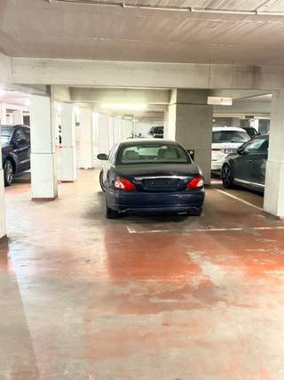 Place de parking à un étage souterrain dans la rue Harmonie.L’entrée se trouve à l'arrière du bâtiment.La place de parking est située dans le garage...