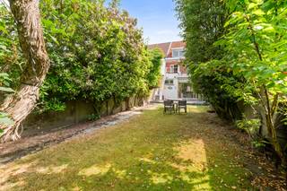 [[ DIT PAND NEEMT DEEL AAN DE ERA OPEN HUIZEN DAG OP 13/6 VAN 9:30 TOT 10:30 ]]
<p>Te koop: charmante woning in Boom, gelegen in de Peter Benoitstraat, op een toplocatie vlakbij het park.</p>

<p> </p>

<p>Deze woning biedt een aangename woonomgeving met sterke buurtbeleving. Dankzij de centrale ligging geniet u van een vlotte verbinding naar zowel Antwerpen als Brussel, ideaal voor wie werkt in de stad maar rustig wil wonen. De nabijheid van het park zorgt voor ontspanning en recreatie op wandelafstand, terwijl de buurt een warme en levendige sfeer uitstraalt.</p>

<p> </p>

<p>Belangrijkste ruimtes:<br />• Ruime woonkamer met natuurlijke lichtinval.<br />• Functionele keuken.<br />• Badkamer met basisvoorzieningen.<br />• Buitenruimte met tuin en terras.</p>

<p> </p>

<p>Troeven:<br />• Topligging vlakbij het park.<br />• Centrale verbinding met Antwerpen en Brussel.<br />• Aangename woonomgeving met sterke buurtbeleving.</p>

<p> </p>

<p>Neem vandaag nog contact op met je ERA-makelaar voor een bezoek.</p>

<p> </p>

<p>JOUW DROOMHUIS. ZO GEVONDEN!</p>
