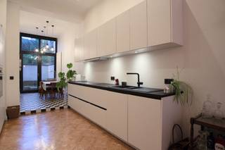 <p>Uniek en lichtrijk appartement in hartje Borgerhout</p><p>Bezoek inplannen? -> https://calendly.com/sterlingerstraat8/bezoek</p><p>Wonen met karakter in Borgerhout</p><p>Op een fijne locatie in het levendige Borgerhout, op de grens met Zurenborg, vind je achter deze unieke gevel dit bijzonder appartement waar authentieke charme en een aangename, eigentijdse sfeer mooi samenkomen.</p><p>De leefruimte vormt het hart van het appartement. Dankzij de hoge plafonds en de grote hoeveelheid licht voelt de ruimte bijzonder aangenaam en ruim aan. De authentieke parket zorgt daarbij voor een warme, karaktervolle uitstraling die mooi contrasteert met de strakke keuken en hedendaagse inrichting.</p><p>Een extra troef is de zuidgerichte koer achteraan.</p><p>Daarnaast beschikt het appartement over een aparte dressing en ruime kelderberging, met plaats voor een wasmachine. Ideaal voor het opbergen van allerhande spullen, voorraad of andere zaken die je liever niet in de leefruimte bewaart.</p><p>Het appartement is gelegen in een kleinschalig gebouw met slechts 2 andere appartementen, wat zorgt voor een rustige en aangename sfeer. De beperkte gemeenschappelijke delen vertalen zich in lage gemeenschappelijke kosten.</p><p>Kijkdagen<br />Het appartement kan bezocht worden tijdens de kijkdagen op zaterdag 17 en zondag 18 oktober. Een bezoek kan eenvoudig ingepland worden via Calendly: https://calendly.com/sterlingerstraat8/bezoek</p><p>Bieden<br />Geïnteresseerden kunnen een bod uitbrengen tot woensdag 21 oktober om 18u.</p><p>Meer informatie over het bieden en de praktische afspraken wordt tijdens het bezoek meegedeeld.</p><p>De troeven op een rijtje:</p><p>• Uniek en karaktervol appartement<br />• Bijzonder veel natuurlijke lichtinval<br />• Hoge plafonds<br />• Authentieke vloeren en karaktervolle elementen<br />• Aangename leefruimte<br />• Zuidgerichte koer<br />• Veel opbergruimte<br />• Kleinschalig gebouw met slechts 3 appartementen<br />• Gelegen in het geliefde Borgerhout, vlak bij Zurenborg</p>