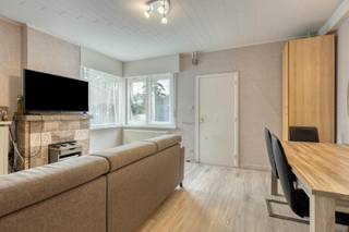 Indeling als volgt:<br />GELIJKVLOERS:<br />We betreden de woning via de inkomhal die meteen uitgeeft op de leefruimte (ca. 26m²).  <br />De keuken (ca. 8 m²) sluit naadloos aan op de leefruimte en is voorzien van alle comfort waaronder: elektrisch kookvuur, dampkap, koelkast, vaatwas, oven en voldoende kastruimte.<br /><br />De handige (was)berging (ca. 2,6m²) voorziet ruimte voor zowel een apart toilet als machine en droogkast.<br /><br />EERSTE VERDIEPING:<br />Op de eerste verdieping vinden we twee volwaardige slaapkamers terug (ca 16m² en 12m²). Verder is de badkamer (ca. 6m²) voorzien van een douche, enkel wandmeubel en toilet.<br /><br />Diversen:<br />- Grote renovaties vanaf 2018<br />- Garage (ca. 14m²)<br />- Bergzolder<br />- Volledig nieuwe gesplitste riolering<br />- Veel bergruimte achteraan de woning<br />- Overal rolluiken + nieuwe ramen 2018<br />- Cv  op aardgas - ketel van 2022<br />- Waterleiding vernieuwd <br /><br />(ver-)Kopen of (ver-)huren in Kalmthout, Essen en omstreken?<br />Met vragen kan u altijd bij ons terecht! <br />Dewaele Vastgoed Kalmthout<br />Dewaele vastgoed met advies.<br /><br /><br />Bestuursmaatregelen in het maatregelenregister: nee