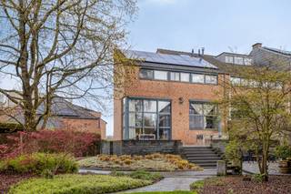 Deze instapklare halfopen bebouwing met 3 slaapkamers is gelegen in Kessel-Lo in een doodlopende straat, op slechts 10 minuten van Leuven centrum.<br /><br />De indeling van de woning is als volgt:<br />We komen binnen in de inkomhal met ruimte voor een vestiaire en een apart gastentoilet. Via de inkomhal betreden we de lichtrijke leefruimte. Aansluitend vinden we een eetplaats met een volledig geïnstalleerde keuken. Verder vinden we op het gelijkvloers een praktische berging met aansluiting voor wasmachine en droogkast. <br /><br />Op de eerste verdieping vinden we 3 ruime slaapkamers van 12m² en 11m² en een badkamer met ligbad en dubbel lavabo. Deze verdieping beschikt ook over een apart toilet.<br /><br />De zolderverdieping betreden we met een vaste trap. Deze is volledig afgewerkt, kan gebruikt worden als 4de slaapkamer/bureau en heeft een oppervlakte van 16m². <br /><br />Verder beschikt de woning over een ruim terras, een zuid-west gerichte tuin en een carport met 2 staanplaatsen.<br /><br />EPC B. Verwarming op aardgas (ketel werd in 2014 vernieuwd). De elektriciteit zal conform zijn tegen de akte. Asbestveilig. De woning beschikt over 14 zonnepanelen met een totaal vermogen van 6,2 WP. Verder is er een thuisbatterij en een waterverzachter.<br /><br />Het pand is beschikbaar vanaf half juli 2026.<br /><br />Voor meer info of een bezoek ter plaatse, neem gerust contact met ons op!