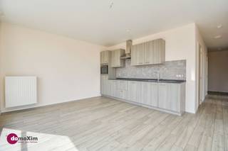 <p><span>Lichtrijk appartement met 2 slaapkamers en groot terras in hartje Boortmeerbeek</span></p><p><span> </span></p><p><span>Ben je op zoek naar een instapklaar appartement met een vlotte bereikbaarheid? Ontdek deze parel in het centrum van Boortmeerbeek!</span></p><p><span> </span></p><p><span>De ruime leefruimte met veel natuurlijke lichtinval is een eerste grote troef. De volledig uitgeruste open keuken maakt onderdeel van deze ruimte. Geniet hier van een heerlijke maaltijd of praat gezellig met de gasten terwijl je kookt. </span></p><p><span>Aansluitend aan de leefruimte: het zuid-gerichte terras (rondom), waar je profiteert van het uitzicht over het autoluwe binnenplein. </span></p><p><span> </span></p><p><span>Verder heeft het appartement 2 mooie slaapkamers, waarvan één voorzien is van ingemaakte kasten, en een badkamer met wastafel, toilet en douche. Er is ook een aparte berging met opbergruimte en de aansluitingen voor wasmachine en droogkast.</span></p><p><span>Bovendien zijn 2 fietsenparkings privé aan dit appartement toegewezen.</span></p><p><span> </span></p><p><span>Dit appartement is ideaal gelegen in de dorpskern van Boortmeerbeek.</span><span> </span><span>Vanuit het appartement wandel je naar de school, het treinstation, het gemeentehuis en het dorpsplein op enkele minuten. </span></p><p><span>Daarnaast heb je een vlotte verbinding naar Leuven, Mechelen, Brussel & Antwerpen. </span></p><p><span> </span></p><p><span>Wil jij hier graag wonen? Maak dan snel je afspraak! </span></p><p><span> </span></p><p><span>015 20 36 00 - <span>info@domoxim.be</span></span><span> </span></p><p><span> </span></p><p><span>domoXim. Waar dromen, thuis komen!</span></p><p><span> </span></p><p><span>Ook de waarde van je </span><span>eigen woning</span><span> kennen? Wij geven je graag advies.</span></p><p><span> </span></p><p><span>* Verkoop onder registratierechten *</span></p>