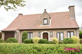 * Een alleenstaande gelijkvloerse woning met grote tuin<br />* Gelegen langs een verbindingsweg (Tieltstraat) tussen Tielt en Meulebeke<br />* 822 M² grondoppervlakte<br />* Bouwjaar 1990<br />* Buiten : oprit - voortuin - grote tuin achteraan<br />* Verdiep -1 : kelder<br />* Verdiep 0 : inkomhal - apart toilet - slaapkamer of bureel - living - keuken - nachthal - badkamer - slaapkamer - garage<br />* Verdiep 1 : ruime geïsoleerde zolder waarvan een deel reeds ingericht is als slaapkamer<br />* Verwarming door middel van centrale verwarming op aardgas (recente ketel 2020)<br />* EPC 272 kWh/(m² jaar) (UC 20200910-000231879-RES-1) LABEL C = GEEN RENOVATIEPLICHT<br />* Elektriciteit conform tot 10 september 2045<br />* Vg/Wg/Gvv/GVkr/Gmo<br />* Momenteel verhuurd (beschikbaar voor eigen gebruik maximaal 6 maanden na notariële akte)