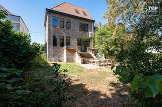 <p>Deze charmante vrijstaande woning combineert op een bijzonder geslaagde manier authentieke elementen, hedendaags comfort en een duurzame levensvisie. <br /><br />De woning werd met veel zorg en respect voor haar oorspronkelijke karakter volledig gerenoveerd, waarbij prachtige rustieke vloeren en deuren, echt parket en natuurlijke leemafwerkingen zorgen voor een warme, rustgevende en unieke sfeer.</p>
<p>Ook op het vlak van comfort werd aan alles gedacht. <br /><br />De woning beschikt over drie slaapkamers, airconditioning in de belangrijkste leefruimtes en een volledige onderkeldering die bijzonder veel praktische mogelijkheden biedt.</p>
<p>Buiten geniet u van een prachtige, groene tuin met optimale privacy, die uitsluitend werd aangelegd met inheemse planten, een natuurlijke oase waar biodiversiteit, rust en harmonie centraal staan.</p>
<p>Dankzij de bijzonder toegankelijke ligging en vlotte bereikbaarheid geniet u hier van een ideale combinatie van rustig wonen en een uitstekende verbinding met de omgeving.</p>
<p>Een karaktervolle en instapklare woning voor wie houdt van authenticiteit, natuur en duurzaam wooncomfort!</p>
<p>Contacteer Top Vastgoed op 0475 700 700 en ontdek zelf de bijzondere charme van deze woning.</p>
