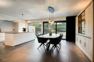 Recent (2022) spacious home with 220m2 of living area.<br /><br />This perfectly maintained four-bedroom home is located in a central and easily accessible location in Doornzele (public transport, R4 Ghent - Zelzate). A perfect combination of living! <br /><br />Through the entrance hall with guest toilet, you enter the spacious and bright living space where large windows and the wide sliding window provide a nice connection to the garden. Adjoining is the fully equipped open kitchen, with access to the laundry/utility room and the indoor garage. Through the large sliding window, you enter the south-west-facing garden with pool house. On the first floor, there are four bedrooms, a separate toilet, a large bathroom with every comfort and a technical room/storage room.<br /><br />This home also scores very well in terms of energy. With EPC label A (EPB -15), solar panels and a heat pump, the home is not only comfortable, but also energy efficient.<br />In addition, you will benefit from an exemption from cadastral income for another 3 years. In short, the ideal ready-to-move-in family home. <br /><br />Advantages:<br />- 4 full bedrooms<br />- EPC label A — EPB -15<br />- Solar panels<br />- Heat pump<br />- Home automation<br />- Spacious and bright living space<br />- Fully equipped open kitchen<br />- Indoor garage<br />- Southwest-facing garden<br />- Pool house<br />- Extra parking<br />- Quiet location<br />- Excellent accessibility to Ghent, Zelzate and R4<br />- 3 more years of AI exemption<br /><br />You can consult Dewaele DIY's general terms and conditions at any time via dewaele.com<br /><br />Register of measures: no