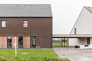 In Laakdal realiseert Danneels een nieuwbouwproject met energiezuinige gezinswoningen in hedendaagse stijl. De woningen zijn rustig en familievriendelijk gelegen en hebben een mooi groen vergezicht.    <br /><br />Op het lot 4, een mooi zuid gericht perceel van 525 m², bouwden we een stijlvolle halfopen bebouwing met een bewoonbare oppervlakte van maar liefst 200 m². Een open ingedeelde woonkamer, ingerichte eilandkeuken en badkamer, ruime slaapkamers, grote polyvalente zolder, zongerichte tuin met gezellig terras, oprit, carport, … deze woning heeft het allemaal.<br /><br />Deze bijna-energieneutrale woning is o.m. uitgerust met een geothermische warmtepomp, zonnepanelen en een ventilatiesysteem met warmterecuperatie. Zo houd je jouw energie-uitgaven onder controle.<br /><br /><span>Danneels werkt deze woning sleutel-op-de-deur voor je af en jij kiest zelf jouw keuken- en badkamerinrichting en de vloer- en wandtegels bij onze partners. De totaalprijs en de oplevertermijn liggen vooraf vast en onze klantenbegeleider staat voor je klaar.</span>