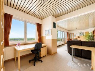 Dit lichtrijke appartement op de 16de verdieping biedt een uniek panoramisch uitzicht over de skyline van Antwerpen. Bij binnenkomst word...