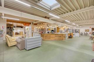 Dit unieke handelspand, momenteel in gebruik als Kringwinkel, biedt een uitstekende investerings- en exploitatiekans. Met een...