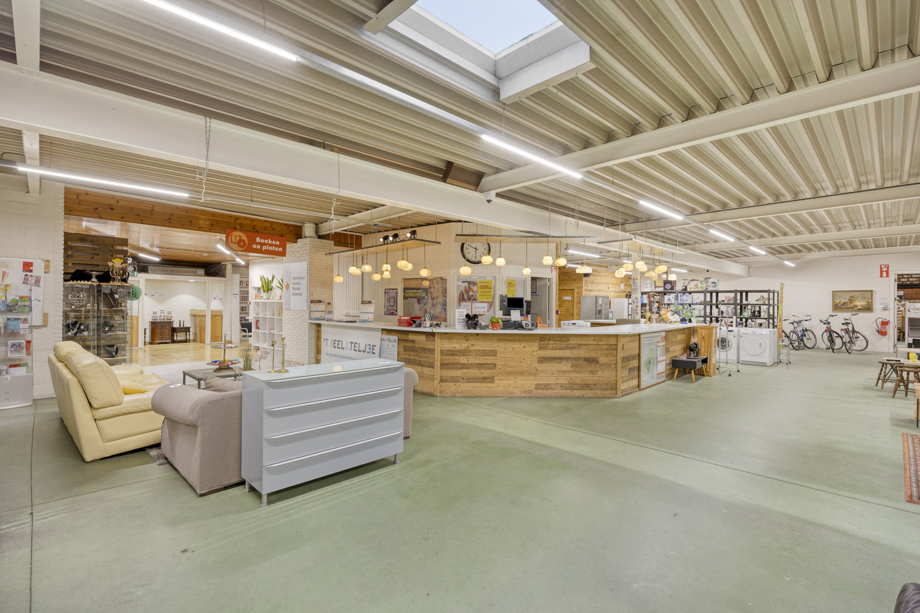 Centraal gelegen handelspand (1400m²) met parking te Tienen - foto 3