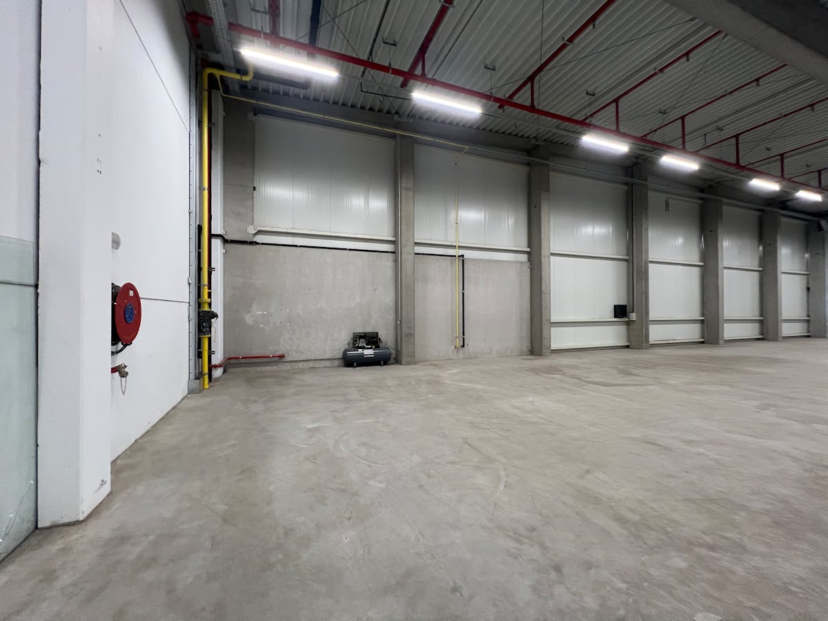 Magazijn (6.515 m²) met kantoren (190 m²) te huur in Boom - foto 5