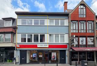 Vernieuwd duplex appartement met 2 slaapkamers, terras en fietsenberging en parkeerplaats op toplocatie in het centrum.<br />Het geheel werd afgewerkt met oog voor detail, is instapklaar en meteen beschikbaar.<br /><br />Omschrijving:<br />Gelijkvloers:<br />- gemeenschappelijke inkom met trap naar verdieping 1 en toegang tot berging<br />- opbergruimte / plaats voor fiets<br />- mogelijkheid tot gebruik achterliggende tuinzone<br /><br />Verdieping 1:<br />- inkomhal<br />- woonkamer met grote raampartij en bijhorende lichtinval<br />- keuken met kookplaat, afzuigkap, magnetron, heteluchtoven, afwasmachine<br />- badkamer met ruime inloopdouche, breed lavabomeubel, hangtoilet<br />- binnenkoer met toegang tot buitenberging<br />- trap naar verdieping 2<br /><br />Verdieping 2:<br />- nachthal<br />- zeer ruime tweepersoonskamer<br />- éénpersoonskamer<br /><br />Algemeen:<br />- perfect afgewerkt, volledig geschilderd: instapklaar!<br />- winkels, onderwijs en horeca op wandelafstand<br />- verwarming op aardgas<br />- energiezuinig<br />- parkeerplaats: 55 EUR/maand - verplicht bij te huren<br />- geen bijkomende vaste kosten (verbruikskosten ten laste van huurder)<br />