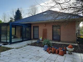 Deze vrijstaande woning is gelegen in een rustige en groene buurt, in een mooie doodlopende straat voor autoverkeer.
De woning heeft een oppervlakte van 116 m² en wordt aangevuld met een veranda van ca. 16 m², waar u het hele jaar door kunt genieten van extra licht en ruimte.
Ze beschikt over 3 slaapkamers, badkamer met douche, ruime keuken, 2 wc's, living van ca. 31m², inpandige garage en ruime zolder.
De zolder biedt bovendien interessante uitbreidingsmogelijkheden voor wie een extra kamer of een hobbyruimte wil creëren.
Alle ramen zijn voorzien van rolluiken. De rolluiken aan de straatzijde zijn elektrisch bedienbaar.
De opmerkingen uit de elektrische keuring zijn in orde gebracht.
Kortom, een solide woning met veel potentieel, gelegen op een rustige en mooie locatie.