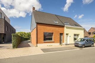 Bent u op zoek naar een ruime gezinswoning met een grote tuin én een magazijn? Deze gezellige woning combineert een praktische indeling met heel wat ruimte! <br />Via de inkomhal met ingemaakte kasten betreden we de woning. De gezellige woonkamer op houten vloer sluit aan op de volledig uitgeruste keuken, voorzien van een gasfornuis, dampkap, combi-oven, stoomoven, Amerikaanse koel-vriescombinatie en een vaatwasser. Verder beschikt het gelijkvloers over een ruime berging, een aparte wasplaats, een badkamer met ligbad en dubbele lavabo en een afzonderlijke douchekamer met douche en toilet. Op de eerste verdieping bevinden zich drie slaapkamers, waarvan twee voorzien zijn van airconditioning. De zolderverdieping werd ingericht als een vierde slaapkamer, eveneens uitgerust met airconditioning. Ook buiten heeft deze woning heel wat te bieden. Het ruime terras sluit aan op de grote tuin. Het magazijn is ideaal voor wie nood heeft aan extra een atelier, een hobby- of werkruimte. Ook op technisch en energetisch vlak scoort de woning goed. Zo beschikt ze over een conforme elektrische installatie, een asbestveilig attest en een EPC-score van 274, mede dankzij de aanwezige zonnepanelen en airconditioning. Wenst u meer info? Contacteer ons via 03 568 03 03 of lauren@vastgoed03.be
