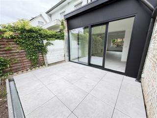 <p>Deze verzorgde woning werd recent gerenoveerd en is bijna instapklaar. </p><p>Op het gelijkvloers bevindt zich een ruime leefruimte met veel lichtinval en een schuifraam dat uitgeeft op het terras. </p><p>De nieuwe keuken is praktisch ingericht met toestellen. Achter de keuken treffen we een berging met de cv-ketel en aansluiting voor de wasmachine.</p><p>Op de eerste verdieping vindt u twee slaapkamers, een volledig vernieuwde badkamer met inloopdouche en een tweede, apart toilet. </p><p>Via een vaste trap bereikt u de afgewerkte zolderverdieping. Deze ruimte kan perfect ingericht worden als extra slaapkamer, bureau of hobbyruimte.</p><p>Achteraan geniet u van een zonnig terras en een gezellige stadstuin, waar u in alle rust kan ontspannen.</p><p><strong>Troeven</strong></p><ul><li>Recent gerenoveerd in 2025-2026</li><li>Goede verbindingen en vlotte bereikbaarheid</li><li>Nabij winkels en dagelijkse voorzieningen</li><li>Parking voor de woning<br /> </li></ul><p>Interesse of een bezoek plannen? Bel 0475/62.74.00.</p>