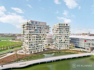 <strong>Welkom in Waregem, een icoon van moderne architectuur en verfijning in het hart van Waregem. Dit subliem afgewerkt 2-slaapkamerappartement biedt je niet alleen topcomfort, maar ook een onbetaalbaar zicht op de vijvers – elke dag opnieuw.</strong><br /><br />Laat je verrassen door:
<ul>
	<li>Een leefruimte met volledig uitgeruste open keuken en grote raampartijen voor een overvloed aan natuurlijk licht</li>
	<li>Een gezellig en overdekt terras met panoramisch uitzicht– perfect voor elk seizoen</li>
	<li>Twee volwaardige slaapkamers met uitzicht!</li>
	<li>Moderne badkamer en apart gastentoilet</li>
	<li>Geothermische vloerverwarming voor optimaal comfort én een energiezuinige EPC-score van 40 kWh/m² (label A)</li>
	<li>Kwalitatieve materialen en een hoogwaardige afwerkingsgraad tot in het kleinste detail</li>
</ul>
Extra troef: Mogelijkheid tot aankoop van een overdekte autostaanplaats met ruime berging voor €30.000.<br /><strong>Aankoop mogelijk aan slechts 2% registratierechten!</strong><br /><br /><u><strong>6 keer WAUW:</strong></u>

<ul>
	<li>Iconische architectuur</li>
	<li>Adembenemend waterzicht</li>
	<li>Groot overdekt terras</li>
	<li>Strakke en luxe afwerking</li>
	<li>Energiezuinig (label A)</li>
	<li>2 slaapkamers</li>
</ul>
📞 Meer info of een bezoek? Contacteer REALIMMO via 0478/50 58 91 of mail naar nicolas@real-immo.be