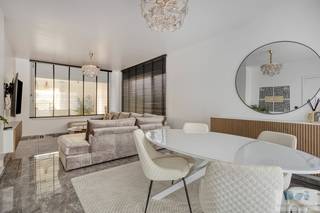 Op uitstekende locatie te Herenthout, bevindt zich deze instapklare gezinswoning met 3 ruime slaapkamers, tuin en vrijstaande garage.<br /><br />Deze recent gerenoveerde woning is gelegen nabij het centrum van Herenhout wat ervoor zorgt dat winkels, scholen en openbaar vervoer binnen handbereik zijn. Tevens vlotte verbinding met omliggende gemeenten en autostrade E313.<br /><br />We betreden de woning langs de voordeur waarop we in de inkomhal terrecht komen. De inkomhal, met gastentoilet en aparte technische ruimte, geeft toegang tot de nachthal met wasplaats en ingemaakte kasten. Langshier krijgen we toegang tot de prachtige, moderne keuken met ontbijtruimte en uitgerust met alle toestellen zoals o.a. oven, microgolf, koffiemachine, vaatwasser,… De keuken geeft op haar beurt een volledig uitzicht over de gezellige tuin. Door de gunstige zuid oriëntatie genieten alle ruimtes maximale lichtinval. Verder komen we in de leefruimte met eetplaats en gezellige zithoek.<br /><br />De vaste trap geeft ons toegang tot het 1 ste verdiep waar er zich 3 volwaardige slaapkamers en nieuw geïnstalleerde badkamer bevinden. De overloop biedt connectie tot de bergzolder.<br /><br />Terug op het gelijkvloers, zorgt het schuifraam in de keuken voor een toegang tot het terras en onderhoudsvriendelijke tuin. Bijkomend is er de aanwezigheid van een vrijstaande garage.<br /><br />Troeven: EPC label C, vloerverwarming,...<br /><br />Kortom, een ideale, instapklare woning die u moet gezien hebben!