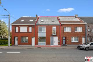 Deze gezinswoning is gelegen op korte afstand van centrum Lebbeke, vlakbij scholen, winkels en op wandelafstand van openbaar vervoer. Indeling:...