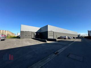 Dit multifunctionele bedrijfsgebouw is ideaal gelegen langs de E17 en beschikt over een magazijn van ca. 3.356 m², uitgerust met 5 sectionale...