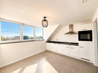 Appartement met 2 slaapkamers en staanplaats (+ 25€ syndic)<br />Dit verzorgde energiezuinige appartement in een kleine Residentie is gelegen op de 2 de verdieping (geen lift)<br />Een ruime inkomhal biedt toegang tot 2 slaapkamers, uitgeruste badkamer met inloopdouche en lavabo. en een apart gastentoilet.<br />Een ruime living en eetkamer met geïntegreerde keuken maakt het geheel compleet. De keuken beschikt over alle toestellen, incl vaatwasmachine. Naast de keuken bevindt zich de berging waar aansluiting voorzien is voor de wasmachine.<br />Achteraan het gebouw is er plaats voor de wagen en een fietsstalling is ook aanwezig. Ruime private kelderberging aanwezig<br />Bij het appartement zelf is geen terras aanwezig maar je kan bij mooi weer het terras op de gelijkvloers gebruiken.