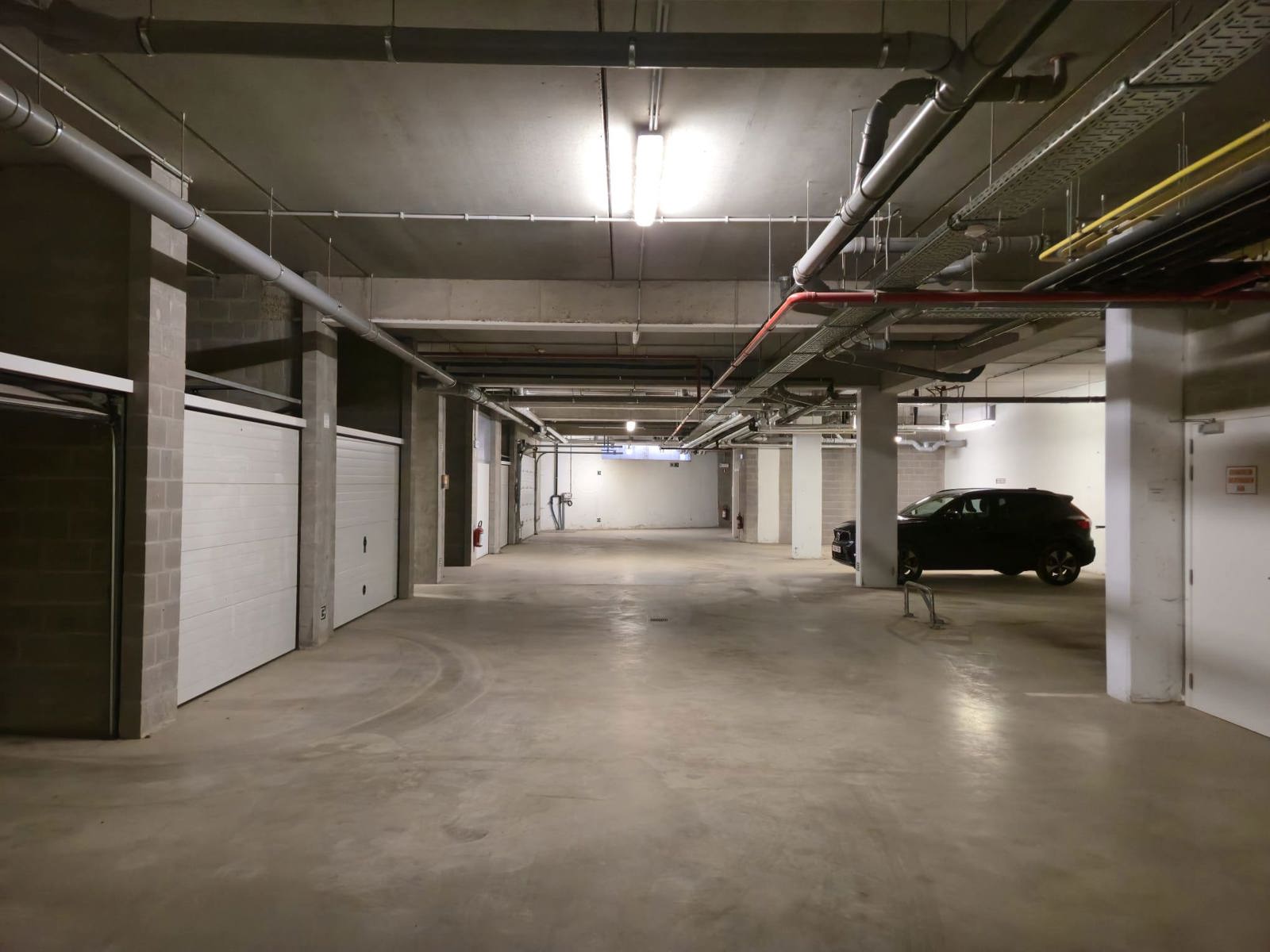 Ruime ondergrondse autostaanplaats op uitstekende locatie - foto 4