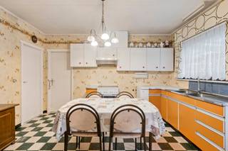 Échappez à l'agitation et découvrez ce charmant bungalow situé dans la campagne de Meldert (Alost). La maison est solidement construite et constitue une excellente base pour ceux qui souhaitent la rénover à leur goût. Grâce à la vue imprenable sur la verdure, vous profiterez chaque jour du calme et de l'espace.
À l'intérieur, vous trouverez un hall d'entrée, une cuisine, une salle de bains, deux chambres et un espace de vie lumineux à fort potentiel, tandis que le garage extrêmement spacieux de pas moins de 40 m² offre de nombreuses possibilités : salle de loisirs, atelier, espace de stockage... tout est possible.
L'emplacement est idéal pour ceux qui aiment la nature et la vie détendue en plein air. Dans les environs immédiats, vous trouverez de magnifiques sentiers de randonnée et pistes cyclables, de nombreuses possibilités de loisirs et une véritable atmosphère rurale. Une occasion unique pour ceux qui rêvent d'une maison avec du potentiel dans un endroit calme et verdoyant ! Intéressé ? N'hésitez pas à nous contacter pour une visite via affligem@immoaccenta.be.