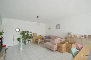 <p><span>L'appartement est situé au 1er étage d'un petit immeuble bien entretenu de 2 étages, dont le toit est isolé. Les frais fixes s'élèvent à €258/mois et comprennent le syndic, le chauffage, l'entretien et l'éclairage du couloir, le gaz, l'eau chaude et l'eau froide. En entrant, nous nous trouvons dans un couloir en forme de L, qui relie presque toutes les pièces présentes. A l'avant, nous trouvons le séjour (38 m²) avec un accès frontal droit à la cuisine séparée (8 m²), équipée d'une cuisinière, d'une hotte, d'un évier, d'un four combiné encastré, d'un lave-vaisselle, d'un réfrigérateur et d'un congélateur. Les 2 chambres de 11 m² et 15 m² sont situées à l'arrière du bâtiment. La plus petite des deux s'ouvre sur la terrasse orientée au nord (8 m²). Au centre de la maison se trouvent le débarras (3 m²), un WC séparé et la salle de bains (5 m²) avec lavabo, baignoire/douche. Pour finir, un garage box est obligatoirement loué avec l'appartement à €100€ situé derrière l'immeuble. Pour plus d'informations ou une estimation gratuite visitez www.hansimmo.be</span></p><p><span> </span></p>