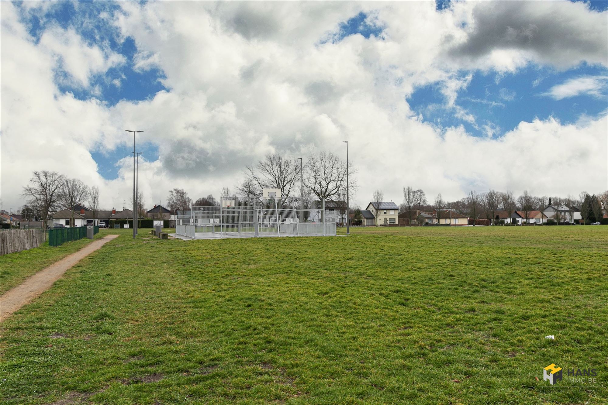 Verzorgde woning (135m²) met 3 slaapkamers, 2 garages en tuin (145 m²) in Berendrecht. - foto 3