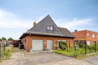 Dit verder te renoveren huis in Veldegem biedt een bewoonbare oppervlakte van maar liefst 241 m² op een uitgestrekt perceel van 931 m². Dit vastgoed is nu te koop en vormt de ideale basis voor wie een woning volledig naar eigen hand en smaak wil zetten. Dankzij de strategische ligging in Veldegem geniet u van een uitstekende bereikbaarheid richting de belangrijkste invalswegen, scholen en winkels, terwijl u thuis geniet van een oase van rust.<br /><br />De absolute troef van dit eigendom is zonder twijfel de grote, perfect georiënteerde tuin. Deze grenst rechtstreeks aan de achterliggende velden. <br /><br />Daarnaast zijn er al enkele cruciale, energiebewuste vernieuwingen uitgevoerd. De woning is namelijk al uitgerust met nieuw schrijnwerk, nieuwe leidingen en een lucht-lucht warmtepomp. <br /><br />De indeling van dit huis in Veldegem is als volgt:<br /><br />Gelijkvloers:<br />- Aparte inkomhal met gastentoilet<br />- Lichtrijke leefruimte<br />- Functionele, aparte keuken<br />- Eerste badkamer (momenteel nog in cascostaat, perfect om zelf naar wens in te richten)<br />- Drie volwaardige slaapkamers<br /><br />Eerste verdieping:<br />- Ruime nachthal<br />- Drie volwaardige slaapkamers<br />- Tweede, ingerichte badkamer<br /><br /><br />Dit pand is onderworpen aan de renovatieverplichting van de Vlaamse overheid voor residentiële gebouwen (behoudens bij sloop binnen 5 jaar na de aankoop). Consulteer voor meer informatie de website van het Vlaams Energie- en Klimaatagentschap via https://www.vlaanderen.be/een-woning-kopen/renovatieverplichting-voor-residentiele-gebouwen<br /><br />Bestuursmaatregelen in het maatregelenregister: nee
